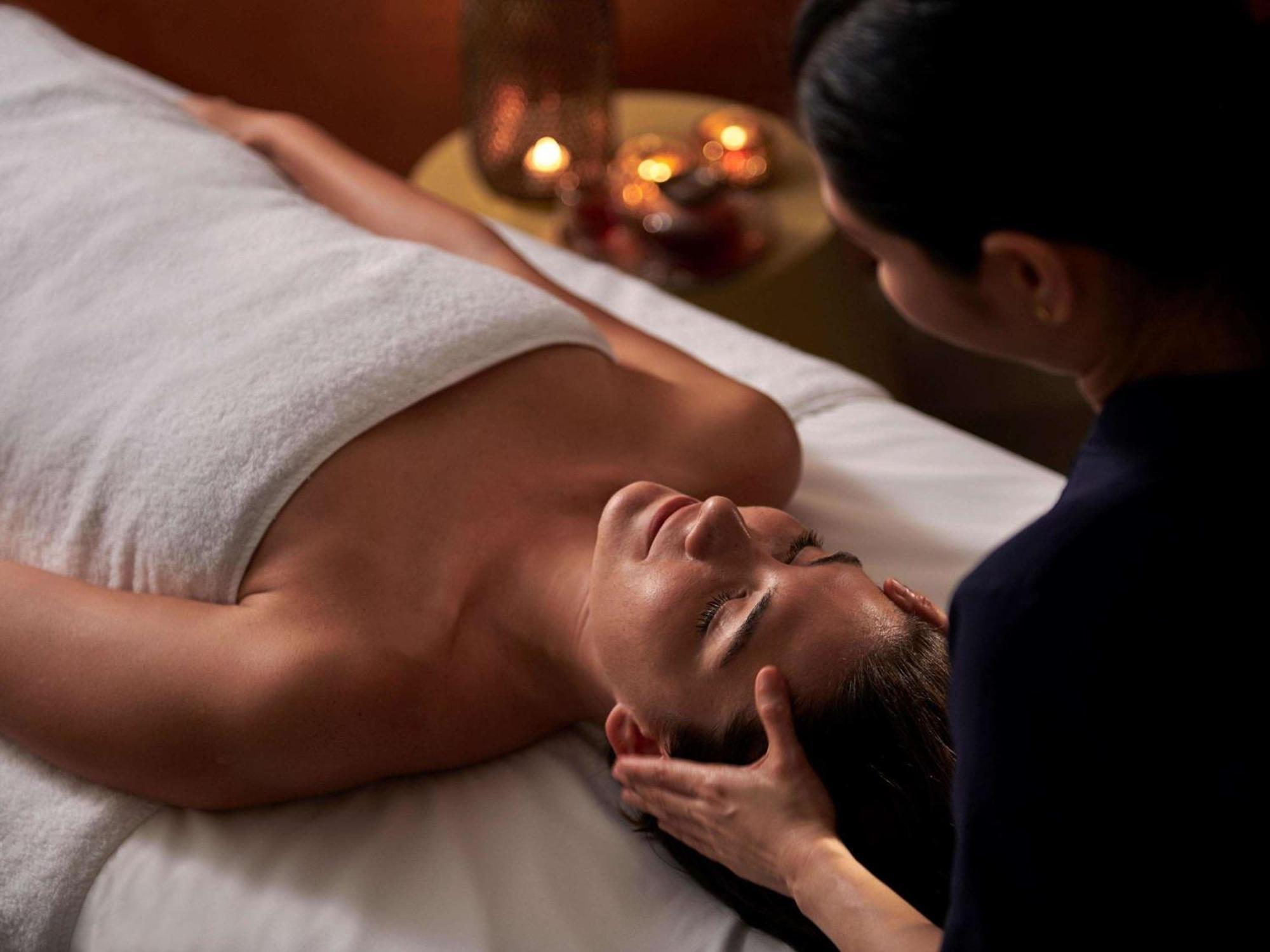 Fairmont Ajman Hotel Buitenkant foto A woman receiving a head massage