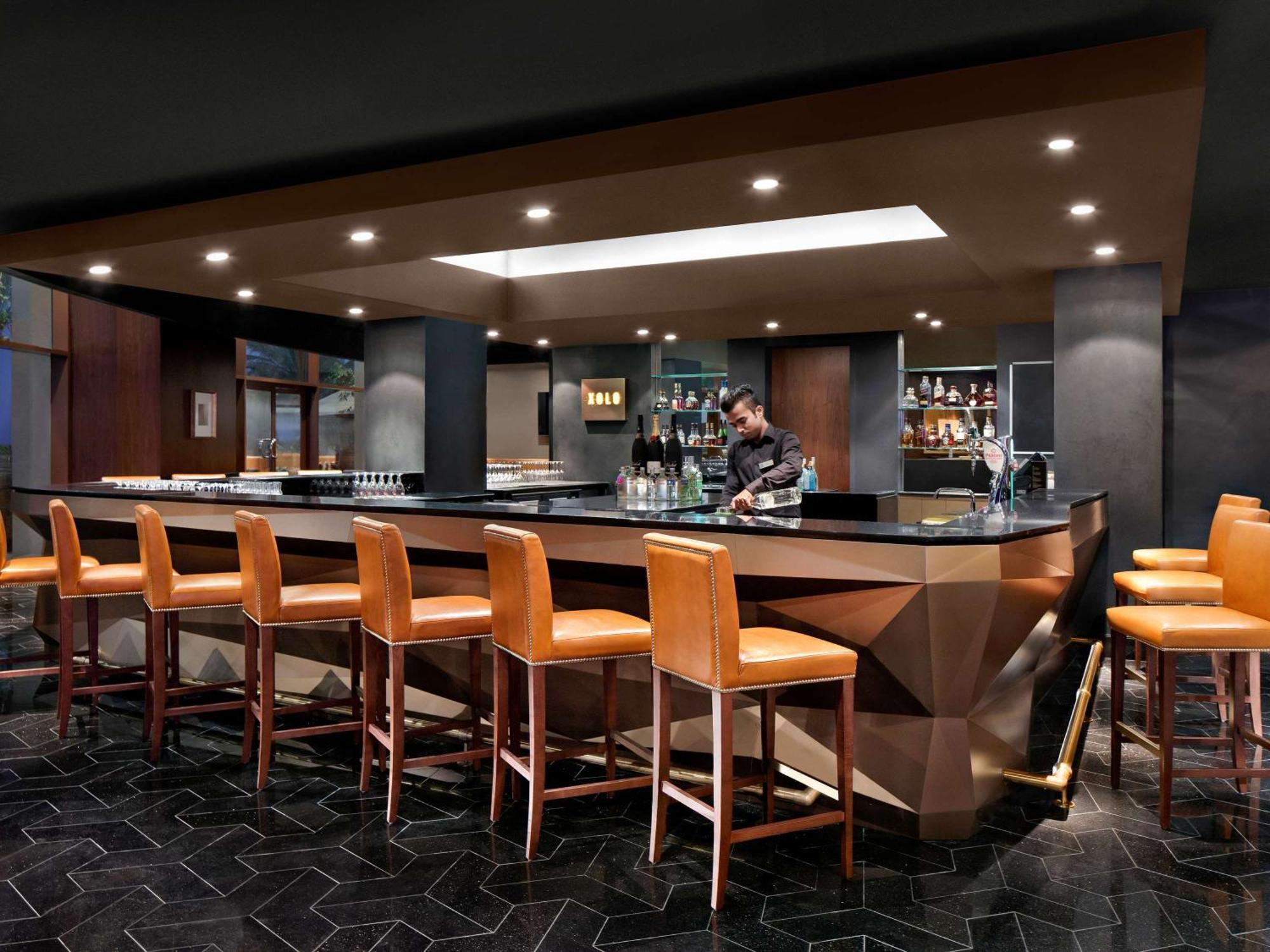 Fairmont Ajman Hotel Buitenkant foto The bar at the lounge