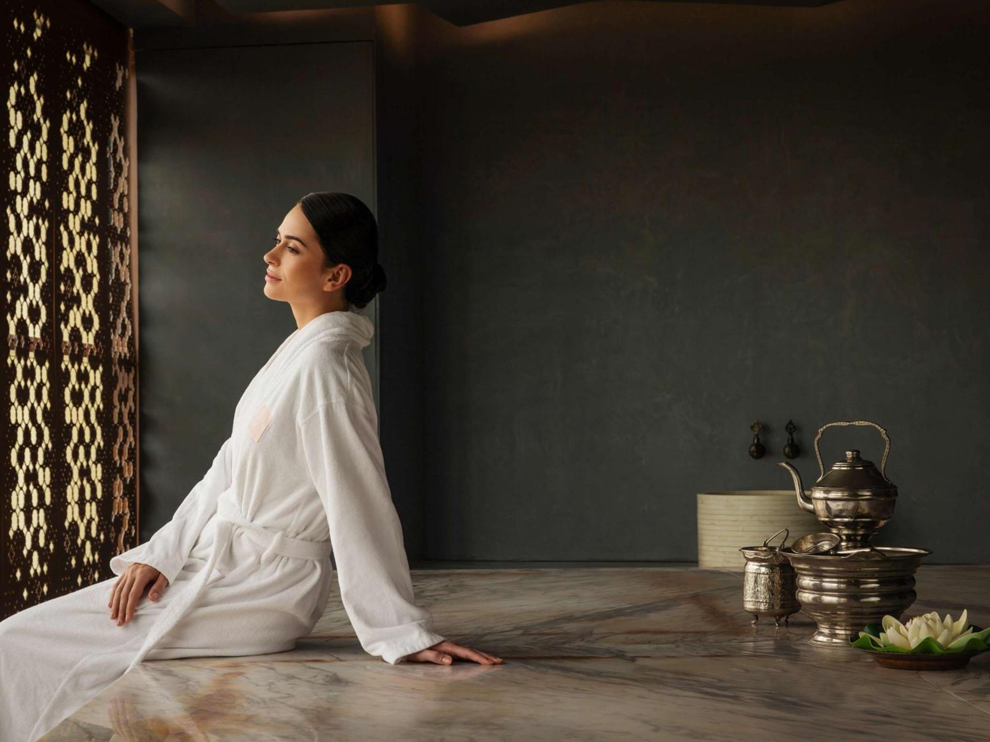 Fairmont Ajman Hotel Buitenkant foto A woman in a spa