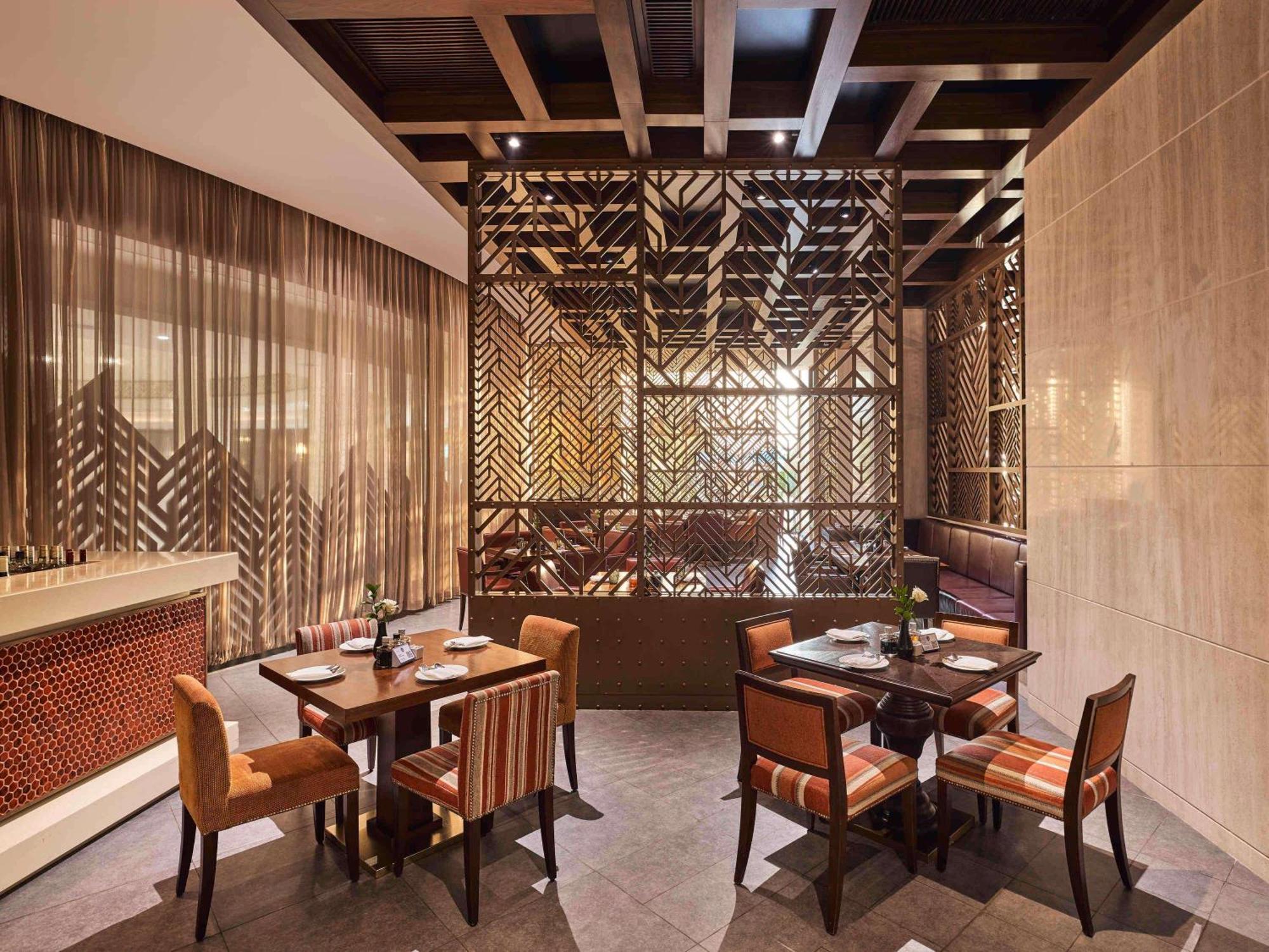 Fairmont Ajman Hotel Buitenkant foto The interior of the restaurant
