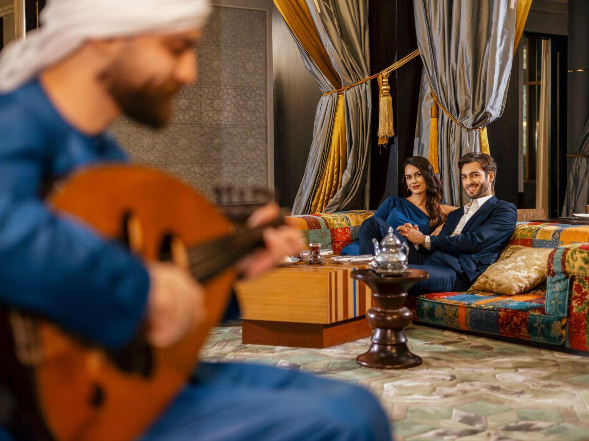 Fairmont Ajman Hotel Buitenkant foto A man playing the oud