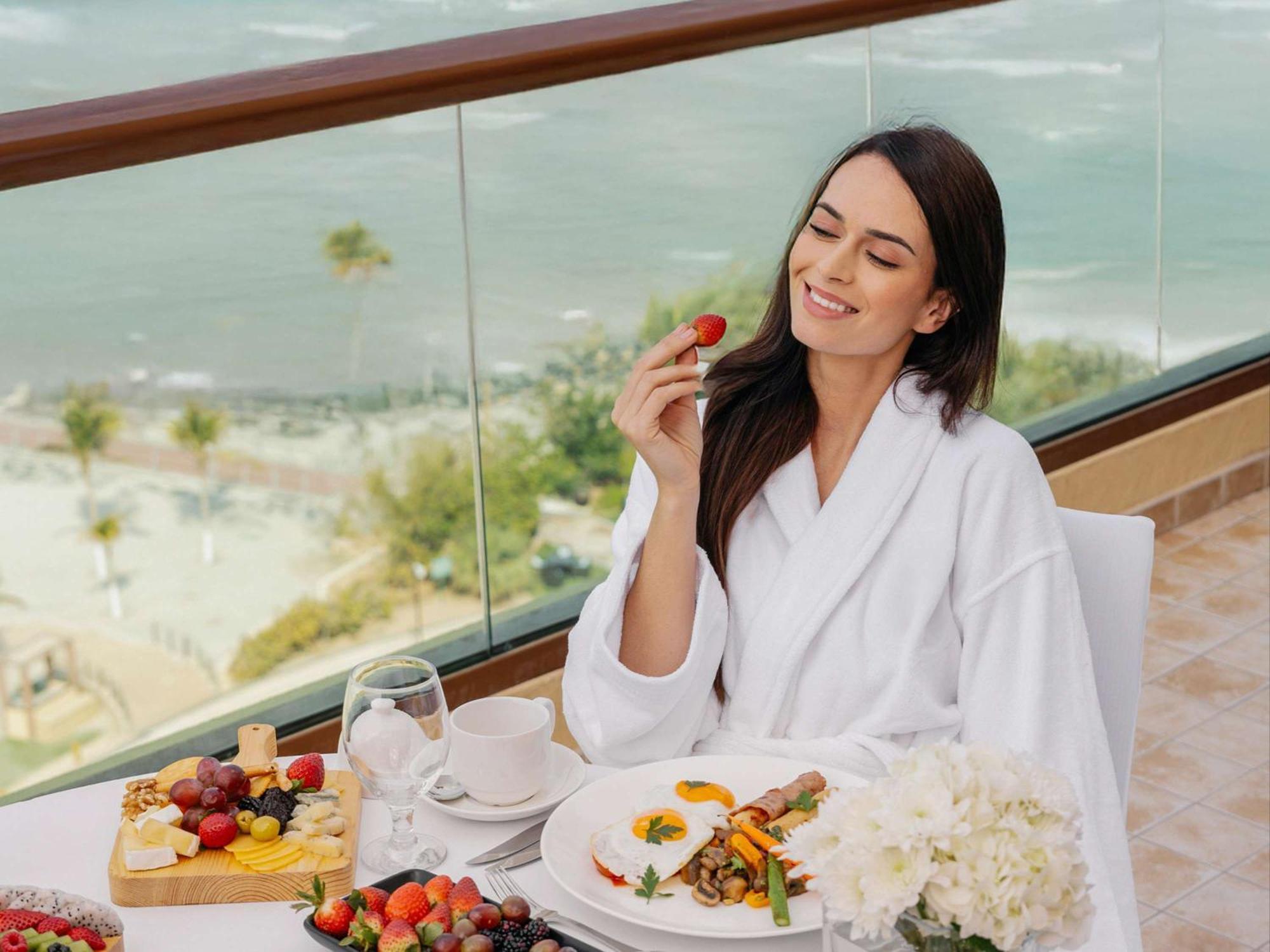 Fairmont Ajman Hotel Buitenkant foto A woman wearing a bathrobe