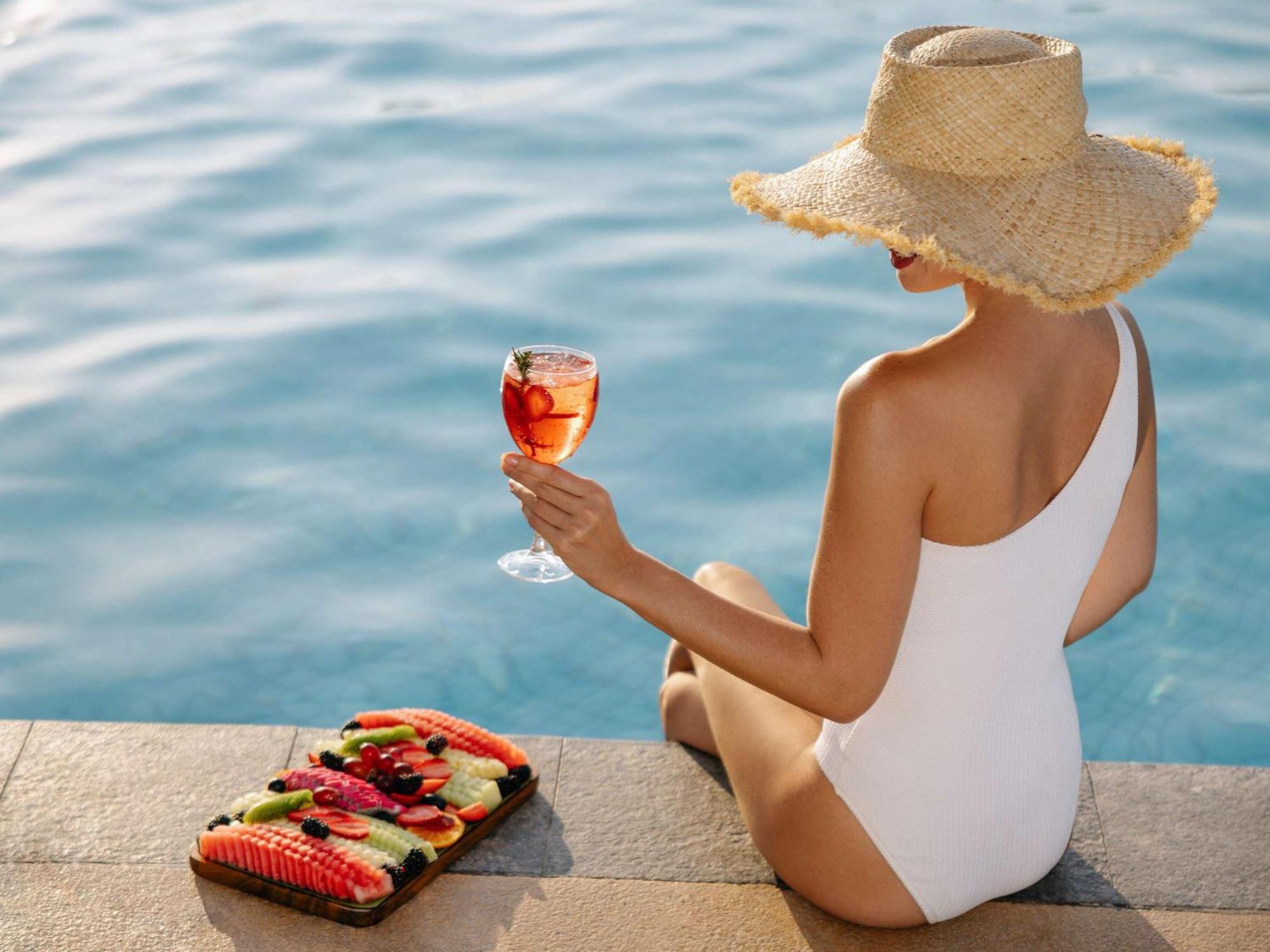 Fairmont Ajman Hotel Buitenkant foto A woman wearing a swimsuit